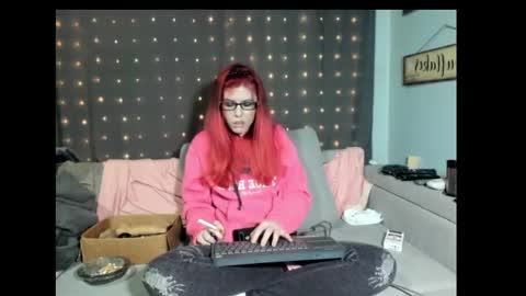 roxihazeleyes online show from February 18, 2025, 1:21 am