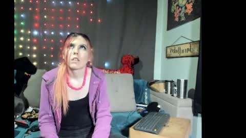 roxihazeleyes online show from September 11, 2025, 4:07 pm