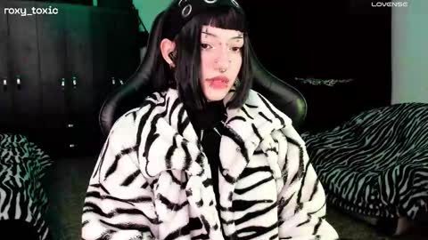 Roxy Independient model Help me to reach 50 thumbs up online show from November 13, 2025, 12:53 am