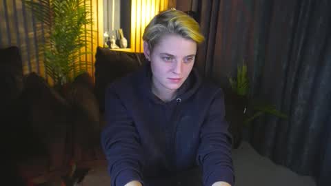 roxyflames online show from December 3, 2025, 1:53 pm