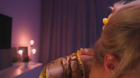 Mila online show from September 17, 2025, 3:14 pm