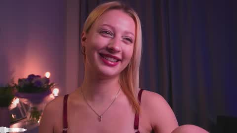 Mila online show from September 22, 2025, 4:09 pm