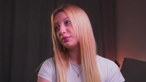 Mila online show from October 2, 2025, 3:08 pm