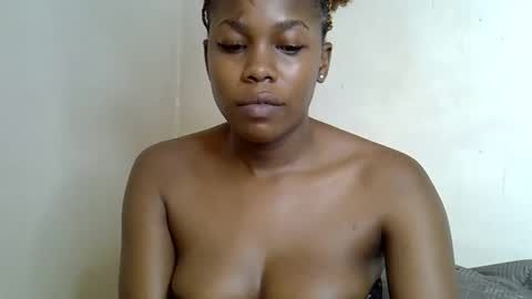 Snapshot of ruemiles chatting on October 11, 2025, 4:22 am Rue online show from October 11, 2025, 4:22 am