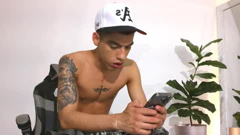  R U S S E L L  online show from November 10, 2025, 12:31 am