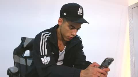  R U S S E L L  online show from November 11, 2025, 1:16 am