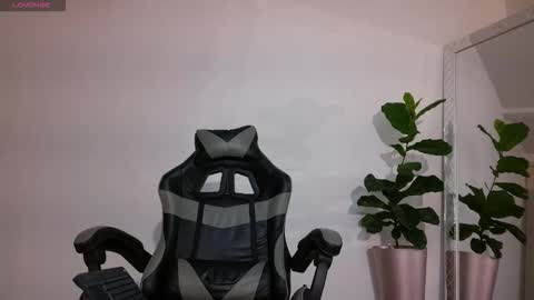  R U S S E L L  online show from November 14, 2025, 9:52 am