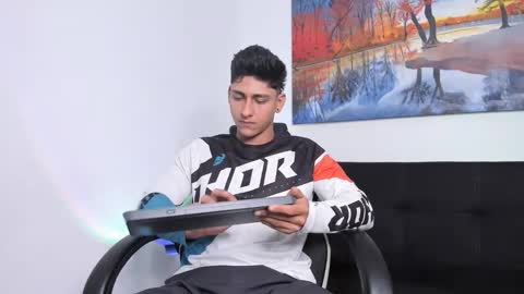 ryanwhite3 online show from November 30, 2025, 7:29 pm