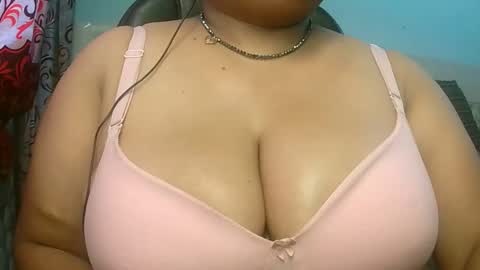 Snapshot of s03286 chatting on October 29, 2025, 4:37 am HotLovers online show from October 29, 2025, 4:37 am