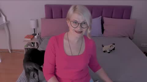 Snapshot of sabrinamacmarren chatting on March 12, 2025, 2:45 pm Sabrina MacMarren online show from March 12, 2025, 2:45 pm