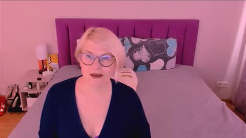 Snapshot of sabrinamacmarren chatting on October 13, 2025, 12:05 pm Sabrina MacMarren online show from October 13, 2025, 12:05 pm