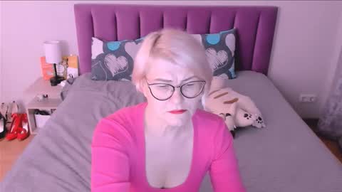 Snapshot of sabrinamacmarren chatting on October 16, 2025, 4:41 pm Sabrina MacMarren online show from October 16, 2025, 4:41 pm