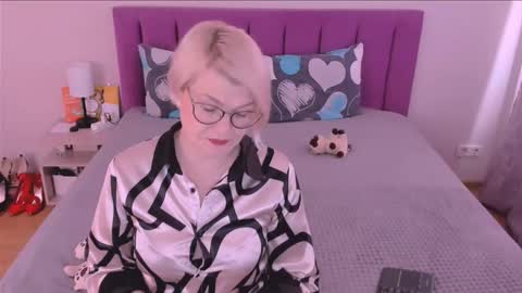 Snapshot of sabrinamacmarren chatting on October 18, 2025, 12:06 pm Sabrina MacMarren online show from October 18, 2025, 12:06 pm