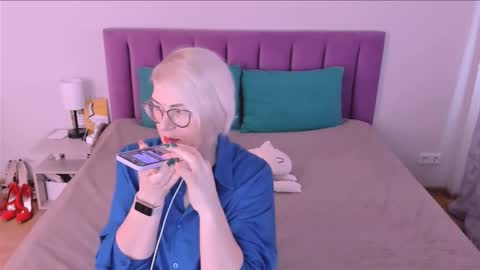 Snapshot of sabrinamacmarren chatting on October 24, 2025, 8:44 am Sabrina MacMarren online show from October 24, 2025, 8:44 am