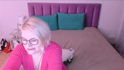 Snapshot of sabrinamacmarren chatting on November 1, 2025, 2:52 pm Sabrina MacMarren online show from November 1, 2025, 2:52 pm