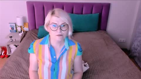 Snapshot of sabrinamacmarren chatting on November 12, 2025, 2:06 pm Sabrina MacMarren online show from November 12, 2025, 2:06 pm