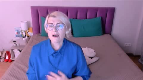 Snapshot of sabrinamacmarren chatting on November 14, 2025, 3:00 pm Sabrina MacMarren online show from November 14, 2025, 3:00 pm