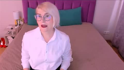 Snapshot of sabrinamacmarren chatting on November 18, 2025, 7:57 am Sabrina MacMarren online show from November 18, 2025, 7:57 am