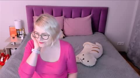 Snapshot of sabrinamacmarren chatting on November 19, 2025, 6:41 pm Sabrina MacMarren online show from November 19, 2025, 6:41 pm