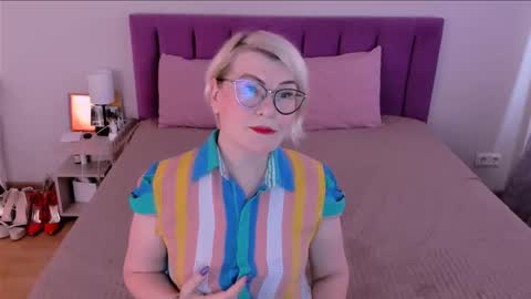 Snapshot of sabrinamacmarren chatting on November 24, 2025, 9:42 am Sabrina MacMarren online show from November 24, 2025, 9:42 am