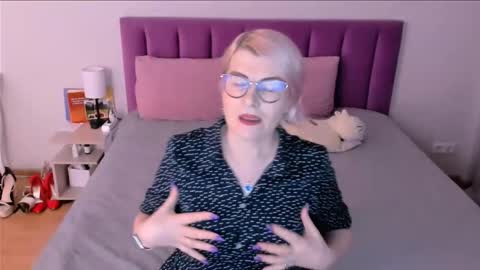 Snapshot of sabrinamacmarren chatting on November 30, 2025, 1:04 pm Sabrina MacMarren online show from November 30, 2025, 1:04 pm