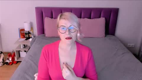 Snapshot of sabrinamacmarren chatting on December 3, 2025, 3:43 pm Sabrina MacMarren online show from December 3, 2025, 3:43 pm