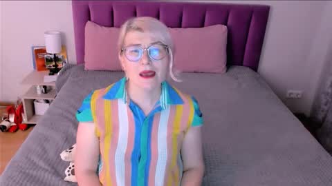 Snapshot of sabrinamacmarren chatting on December 4, 2025, 7:17 am Sabrina MacMarren online show from December 4, 2025, 7:17 am