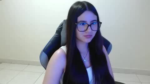 Sahaliefox  online show from November 19, 2025, 9:37 pm