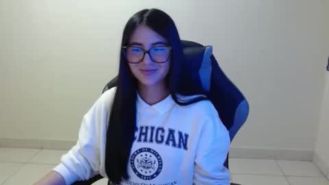 Sahaliefox  online show from December 3, 2025, 11:36 pm