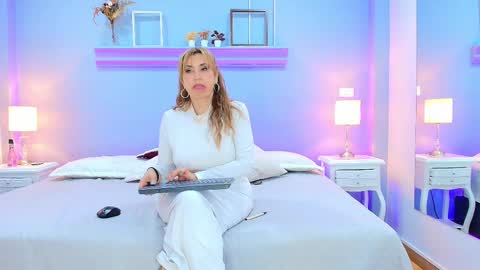 Snapshot of samanthamilf__ chatting on February 14, 2025, 1:23 am Samanta online show from February 14, 2025, 1:23 am