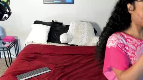 Snapshot of samatha1998 chatting on February 24, 2025, 7:52 pm Yaya online show from February 24, 2025, 7:52 pm
