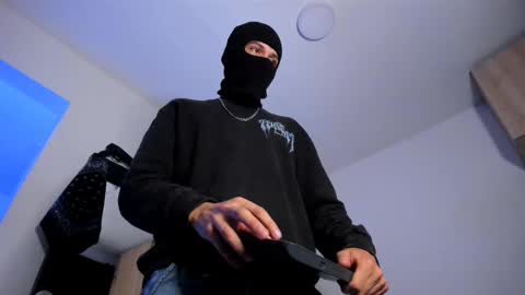   online show from October 25, 2025, 8:22 am