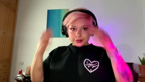 Snapshot of samymoon3 chatting on December 3, 2025, 7:05 am Samymoon online show from December 3, 2025, 7:05 am