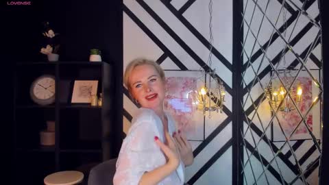 Snapshot of sandra_kind chatting on February 9, 2025, 8:44 am Sandra online show from February 9, 2025, 8:44 am