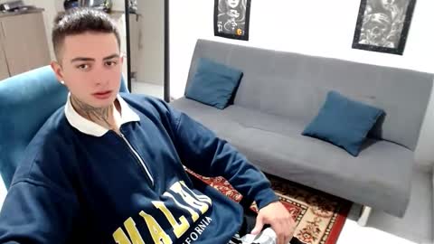 Snapshot of santi_ss chatting on November 15, 2025, 3:30 pm santi_ss online show from November 15, 2025, 3:30 pm