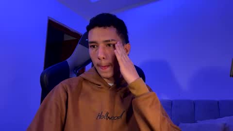 santi_twink19 online show from January 6, 2025, 11:29 am