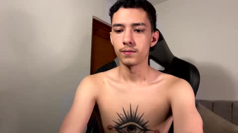 santi_twink19 online show from January 8, 2025, 1:09 pm