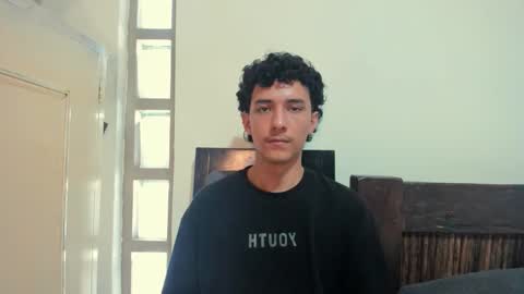 santi_twink19 online show from October 9, 2025, 7:12 pm