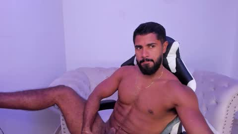 santiago_huntt online show from November 15, 2025, 1:18 pm