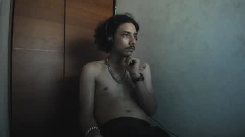 Snapshot of santiagoxxxtreme_ chatting on December 21, 2024, 11:01 am Santiago online show from December 21, 2024, 11:01 am