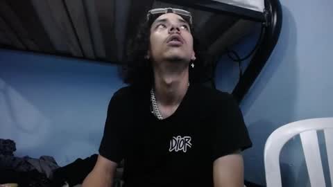 Snapshot of santiagoxxxtreme_ chatting on February 2, 2025, 3:21 am Santiago online show from February 2, 2025, 3:21 am