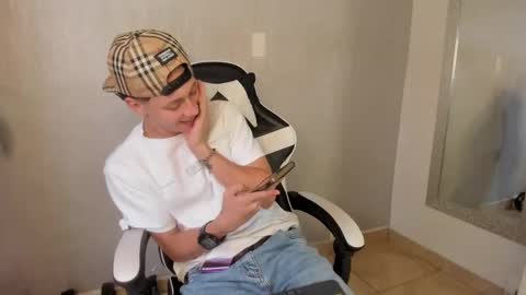 Snapshot of santiceballo chatting on October 3, 2025, 7:33 pm Julius Novachrono online show from October 3, 2025, 7:33 pm