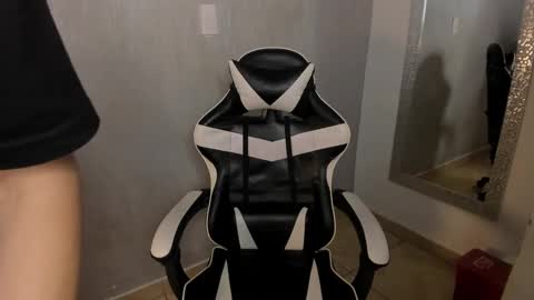 Snapshot of santiceballo chatting on November 5, 2025, 7:47 pm Julius Novachrono online show from November 5, 2025, 7:47 pm