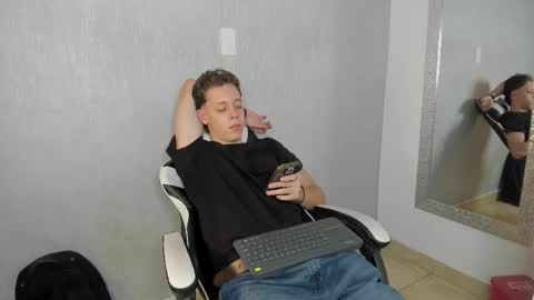 Snapshot of santiceballo chatting on November 7, 2025, 7:58 pm Julius Novachrono online show from November 7, 2025, 7:58 pm