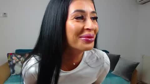 Snapshot of sara_daisy chatting on February 19, 2025, 8:10 pm Im Sara I am happy to be here  online show from February 19, 2025, 8:10 pm