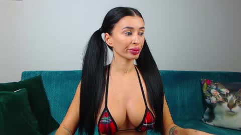 Snapshot of sara_daisy chatting on October 10, 2025, 5:01 pm Im Sara I am happy to be here  online show from October 10, 2025, 5:01 pm
