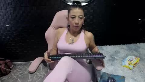 Snapshot of sara_hot_2 chatting on November 4, 2025, 12:37 pm no limits sarah online show from November 4, 2025, 12:37 pm