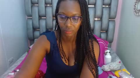 Snapshot of sara_marks chatting on November 12, 2025, 11:43 am S A R A online show from November 12, 2025, 11:43 am