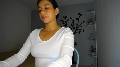 Snapshot of sara_tris chatting on December 5, 2024, 12:52 am Sara online show from December 5, 2024, 12:52 am