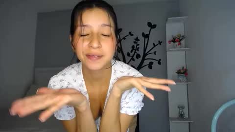 Sara online show from November 11, 2025, 1:49 am